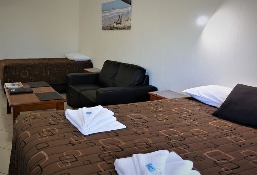 패밀리 스튜디오, Pacific Palms Motor Inn