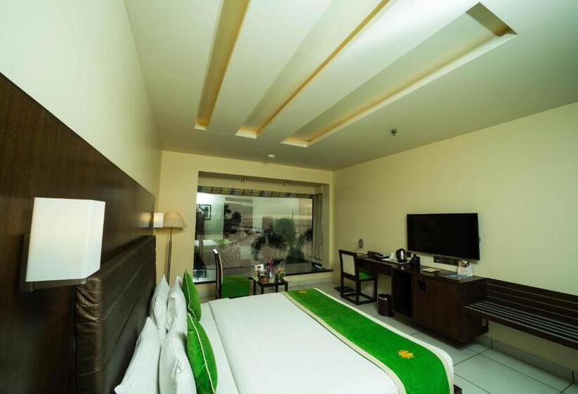 带泳池景观的优质房间, The Gold Beach Resort