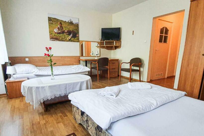 Трехместный Номер Базовый, Dworek Brodowo Restauracja Hotel Przyjęcia