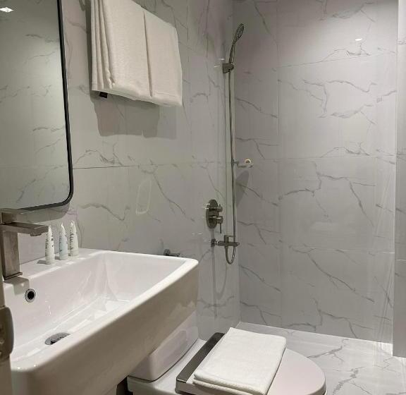 اتاق لوکس, West Prime