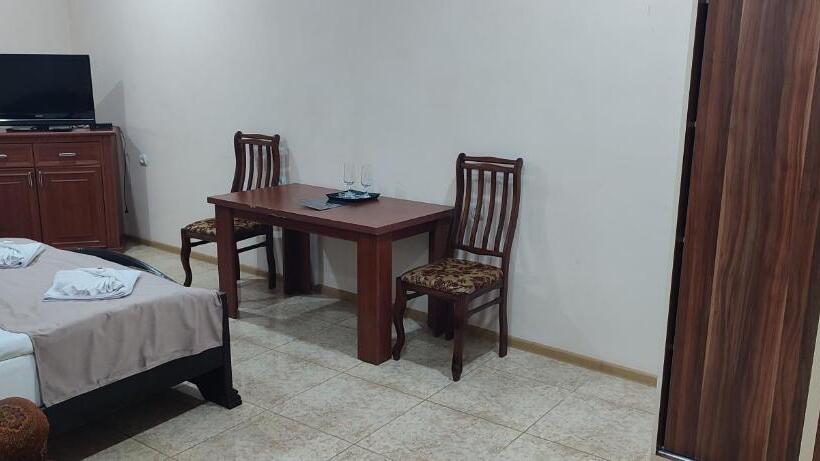 اتاق خانوادگی, Sweet Home Hotel Meghri
