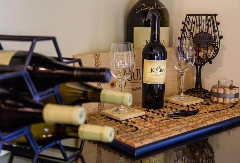 Люкс Deluxe Кровать Кинг, The Vendange Carmel Inn & Suites
