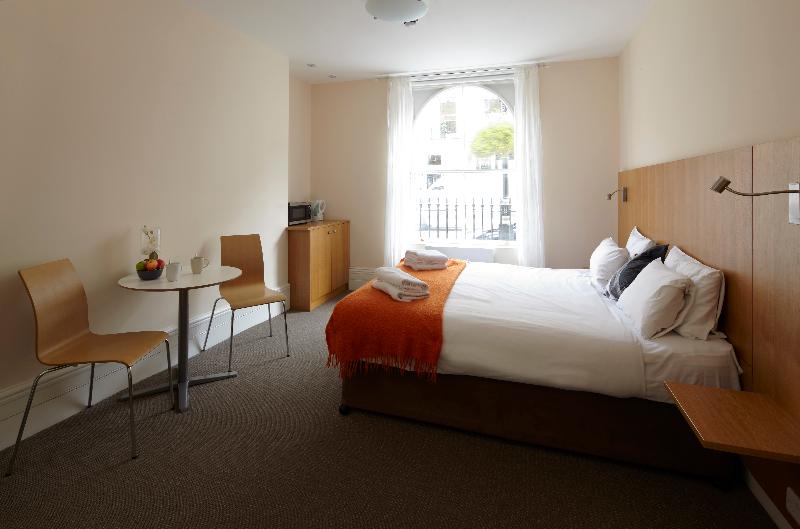 اتاق خانوادگی, B&b Belgravia
