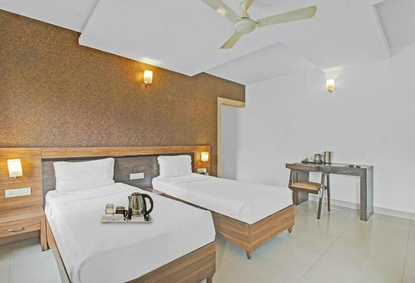 Трехместный Номер Deluxe, Super Townhouse Oak Madhapur Nera Regency