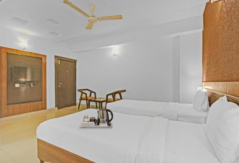 Трехместный Номер Deluxe, Super Townhouse Oak Madhapur Nera Regency