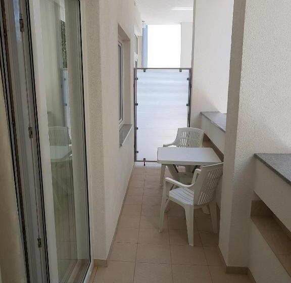 חדר לארבעה סטנדרטי עם מרפסת, Sunset Split Rooms