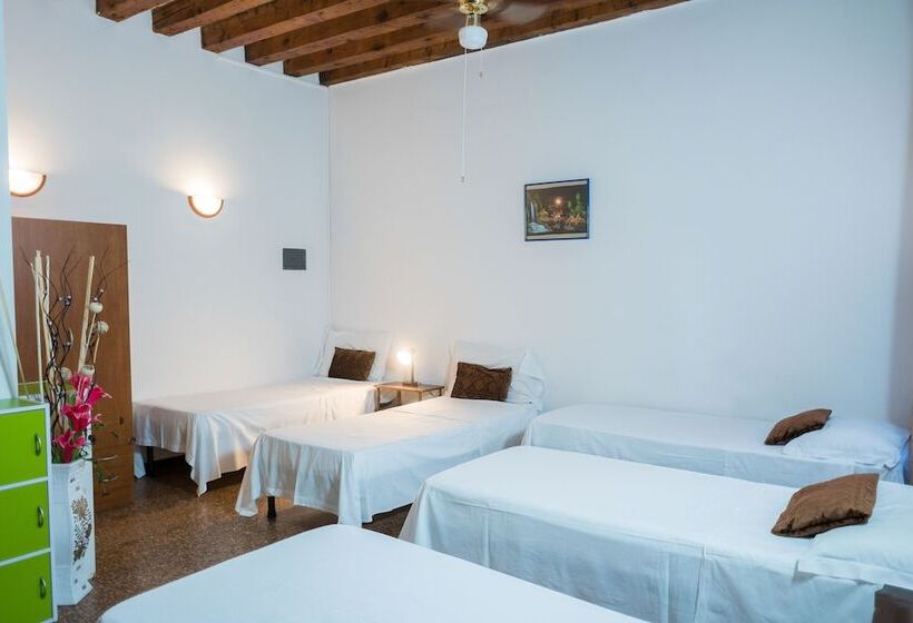 تختخواب در اتاق مشترک, Backpackers House Venice   Hostel