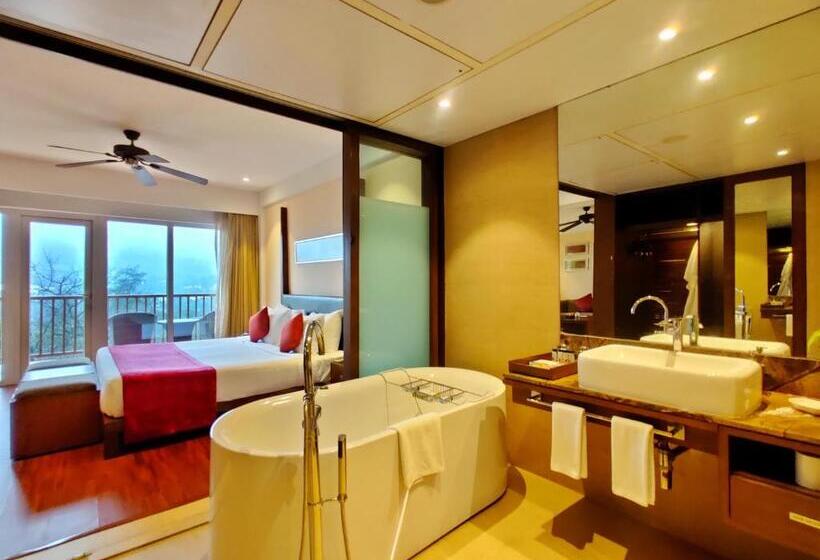 Люкс Классика, Fariyas Resort, Lonavala