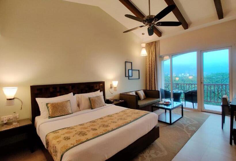 Номер Классика Кровать Кинг, Fariyas Resort, Lonavala