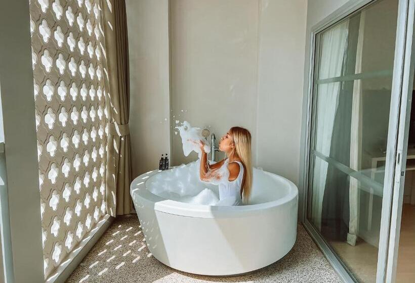 테라스 주니어 스위트, Ramada By Wyndham Phuket Deevana