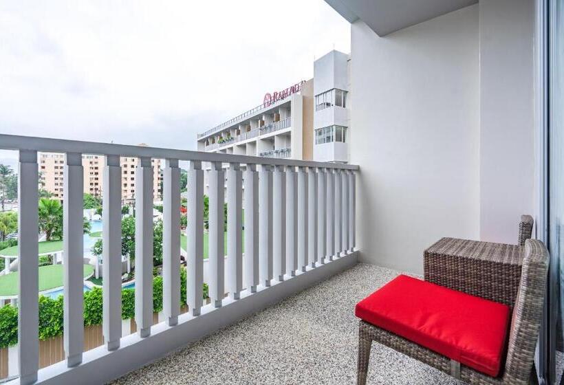 프리미엄 룸 풀장 전망, Ramada By Wyndham Phuket Deevana