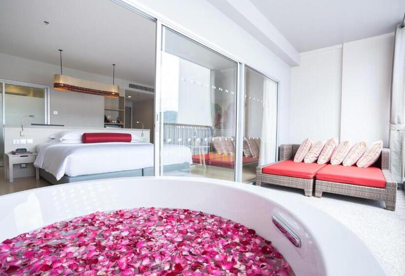 테라스 주니어 스위트, Ramada By Wyndham Phuket Deevana