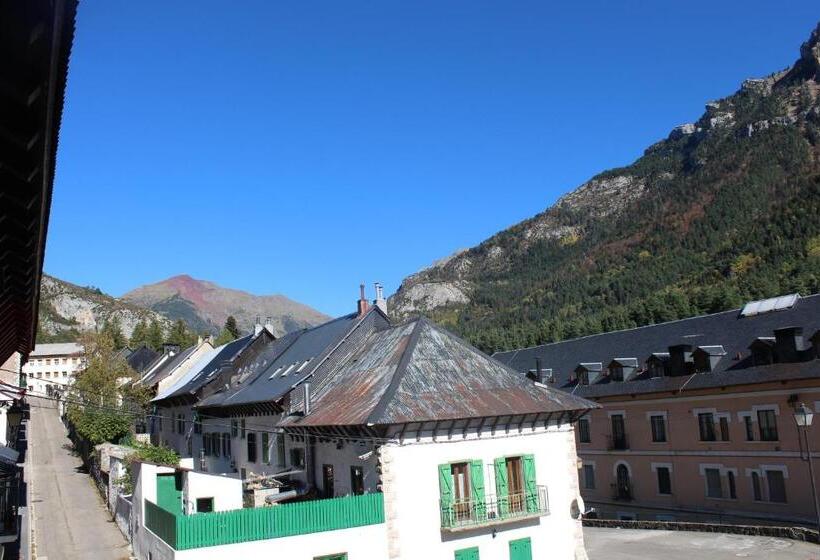Номер Стандарт Четырехместный Совместный Санузел, Albergue De Canfranc Estación