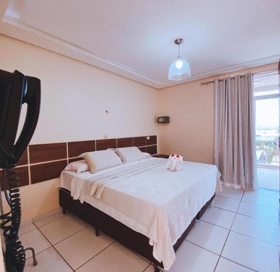 Suite cu balcon, Borari