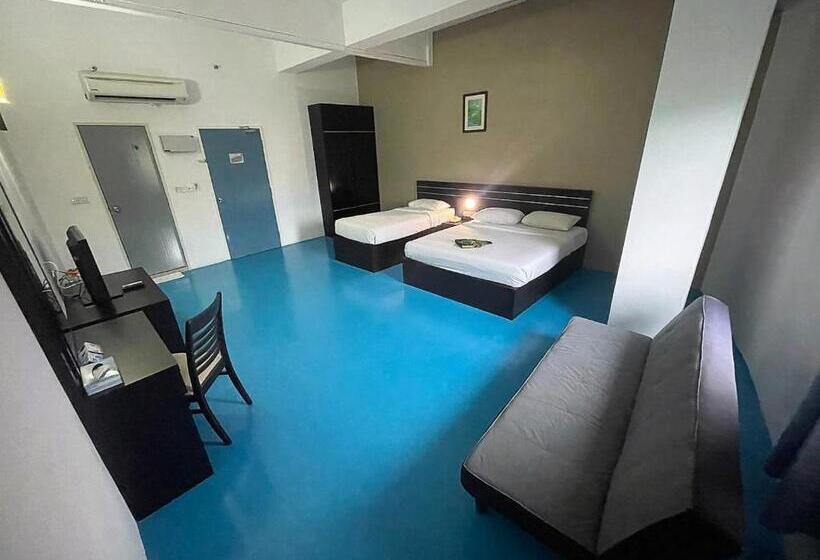اتاق لوکس سه تخته, Kuala Melaka Inn