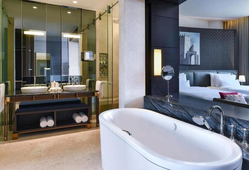 Номер Deluxe Вид на Бассейн, The Westin Doha Hotel & Spa