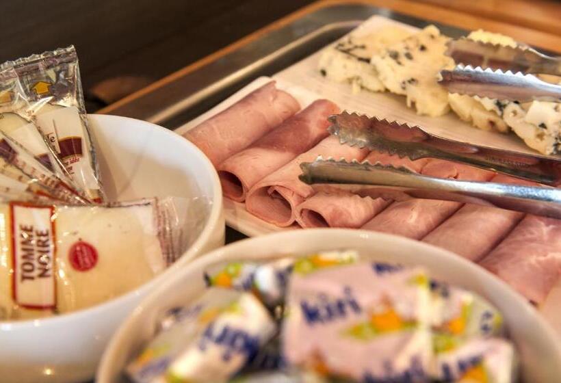 Номер Стандарт Трехместный, Brit Hotel Confort Montauban