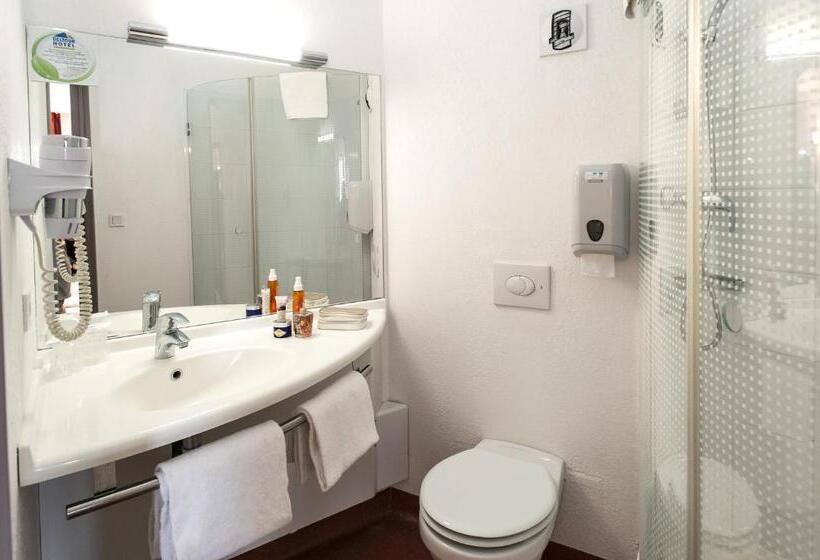 Номер Стандарт Трехместный, Brit Hotel Confort Montauban