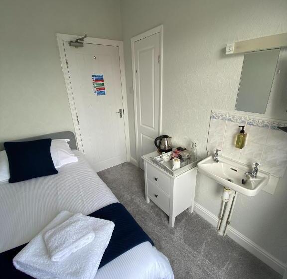 Семейный Номер, Kingsway Guesthouse   A Selection Of Single, Double And Family Rooms In A Central Location