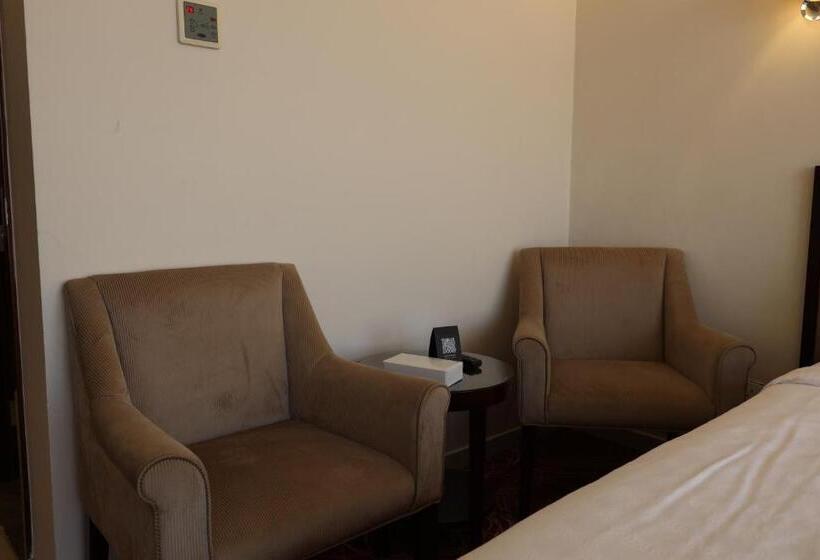 חדר אקונומי לשלושה, Al Rayyan Makiya Towers Hotel 1