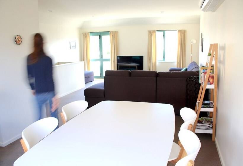 침실 2개 아파트, Les Troupes Apartments