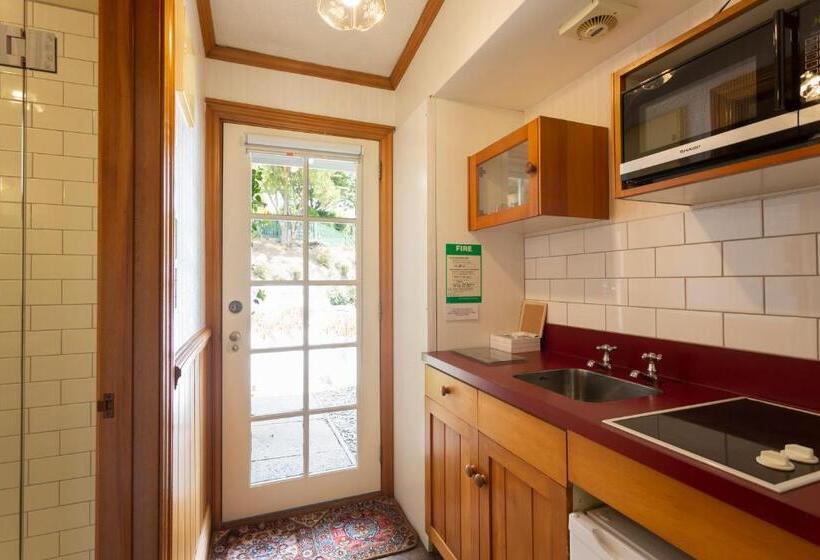 Студия Стандарт, Settlers Cottage Motel