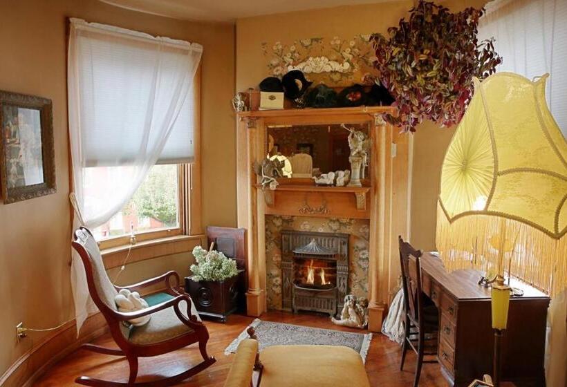 Номер Стандарт, The Queen, A Victorian Bed & Breakfast