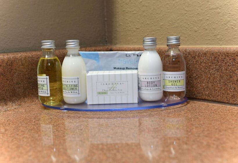 Люкс Кровать Кинг, Cobblestone Inn & Suites   Denison | Majestic Hills