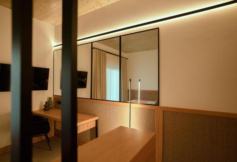 Полулюкс Вид на Сад, Capital Luxury Suites