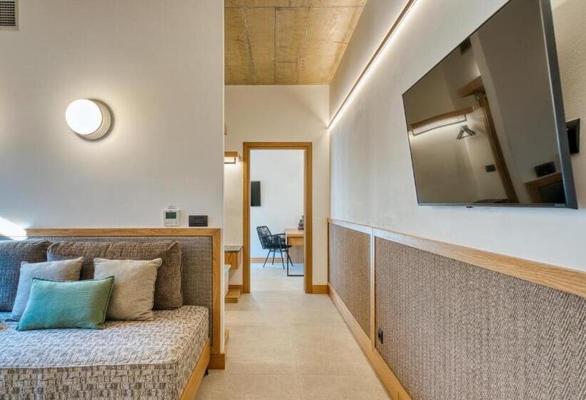 Люкс Повышенной Комфортности, Capital Luxury Suites