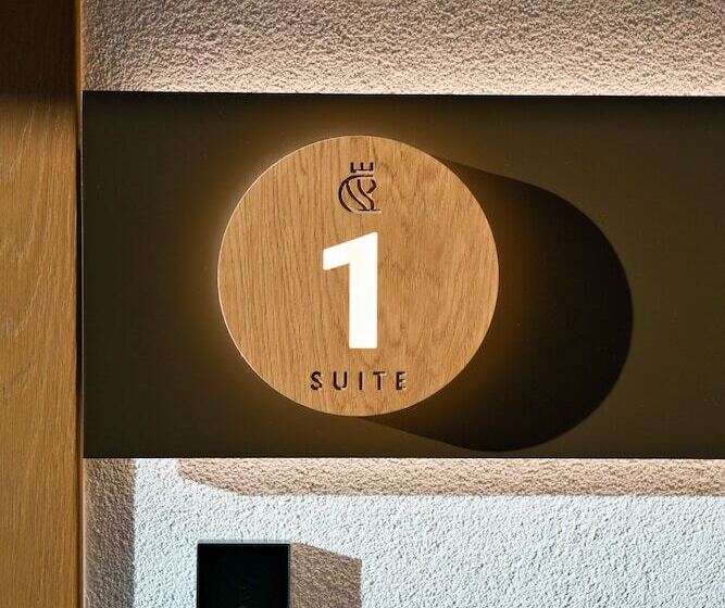 Люкс Повышенной Комфортности, Capital Luxury Suites