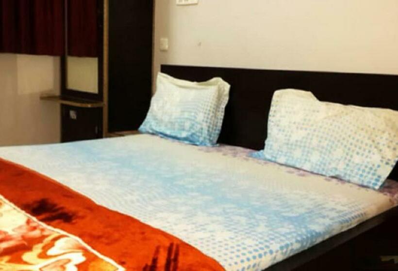 Четырехместный Номер Superior, Grg Kunj Residency Mathura Near Railway Juction 950m