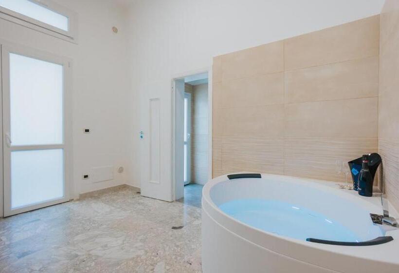 اتاق لوکس با وان آب گرم, B&b Nuovo Reale   Centro Storico