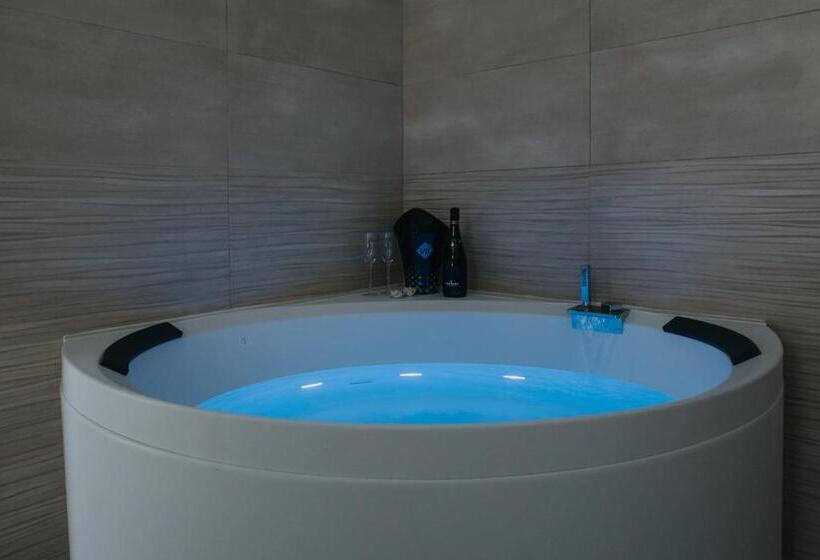 اتاق لوکس با وان آب گرم, B&b Nuovo Reale   Centro Storico