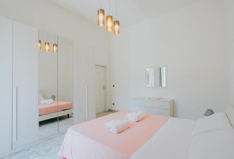 اتاق لوکس با وان آب گرم, B&b Nuovo Reale   Centro Storico