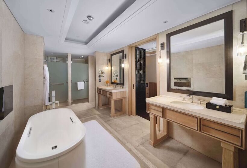 Номер Премиум Вид на Озеро, Hilton Dali Resort & Spa