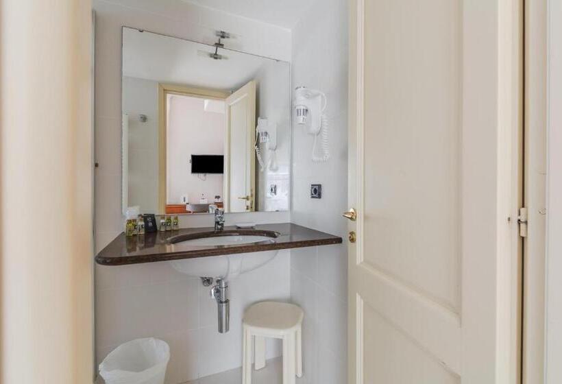 Номер Deluxe Вид на Море Боковой, Hotiday Hotel Alassio