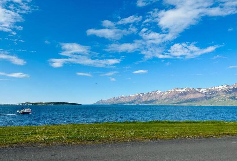 استودیوی استاندارد با چشم‌انداز دریا, Waterfront Fjord House