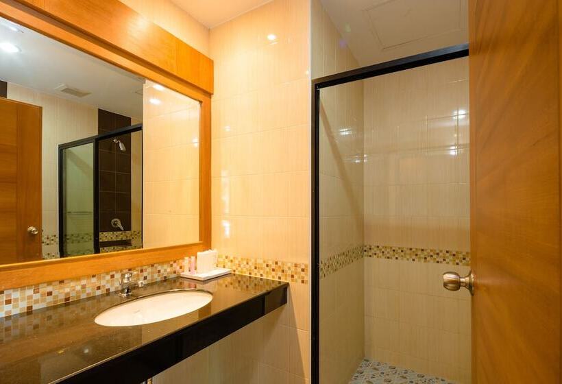 اتاق لوکس با بالکن, Sungthong Kamala Beach Resort