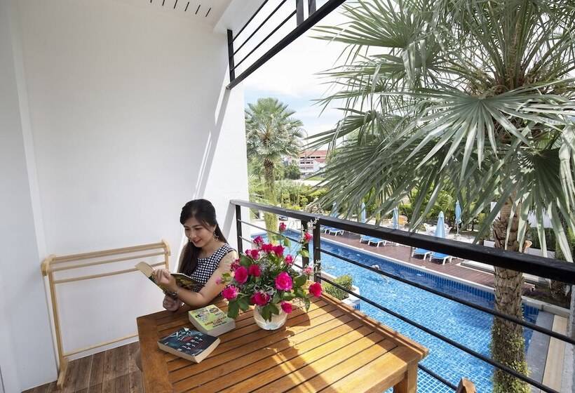 اتاق لوکس با چشم‌انداز استخر, Sungthong Kamala Beach Resort