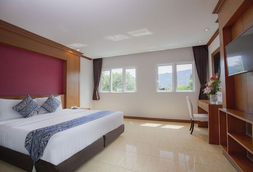 اتاق لوکس با چشم‌انداز استخر, Sungthong Kamala Beach Resort