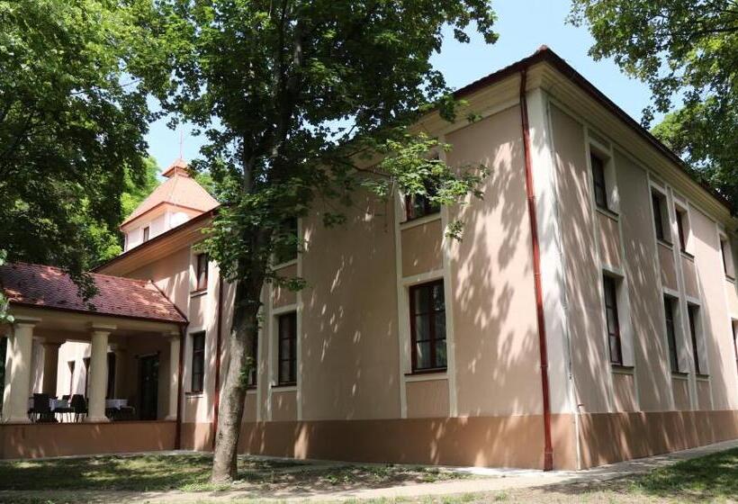 اتاق استاندارد سه نفره, Kaštel