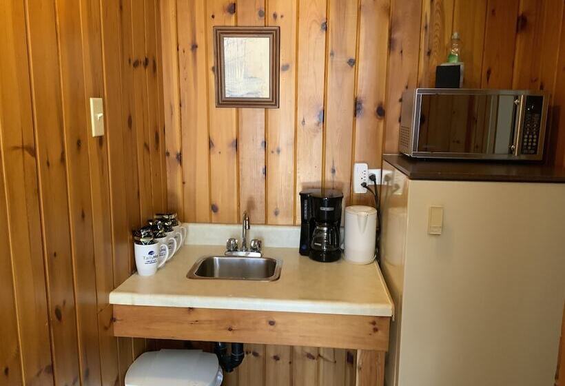 Suite with lake view, Tally Ho Inn