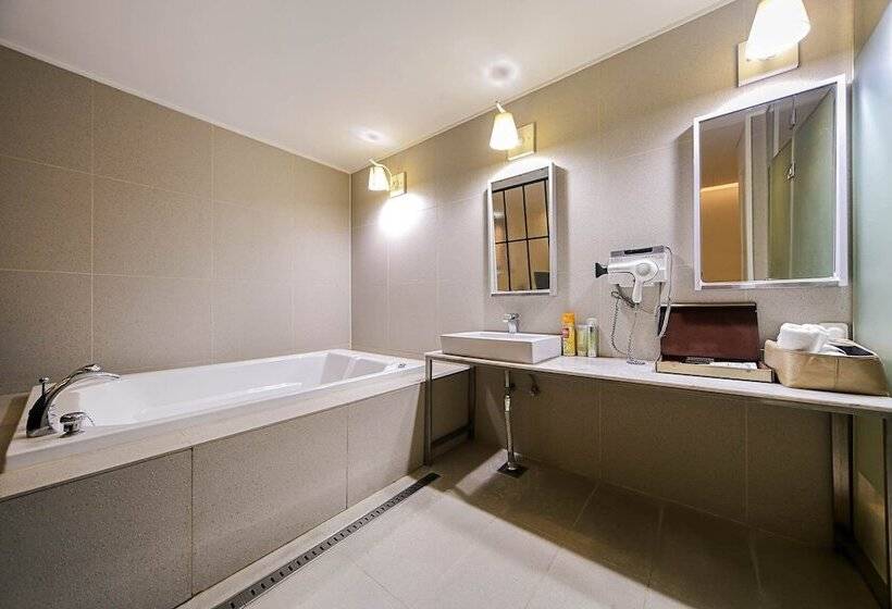 Номер Deluxe, Myeongjak