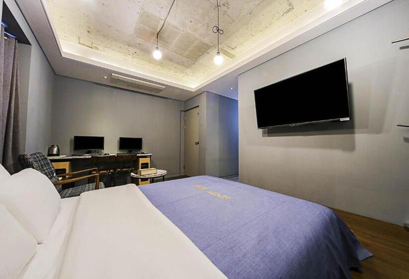 Номер Deluxe, Myeongjak