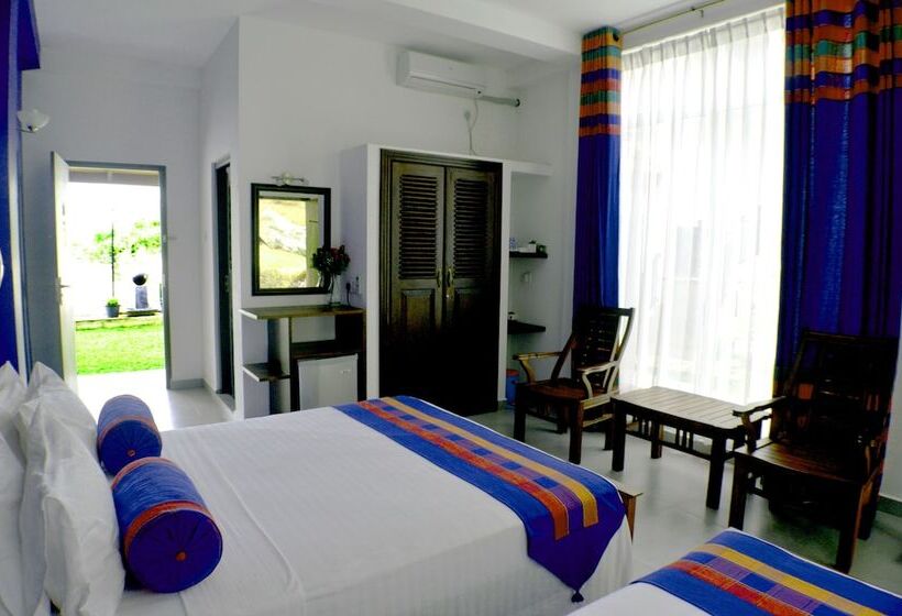 اتاق استاندارد سه نفره, Villa Baywatch Rumassala