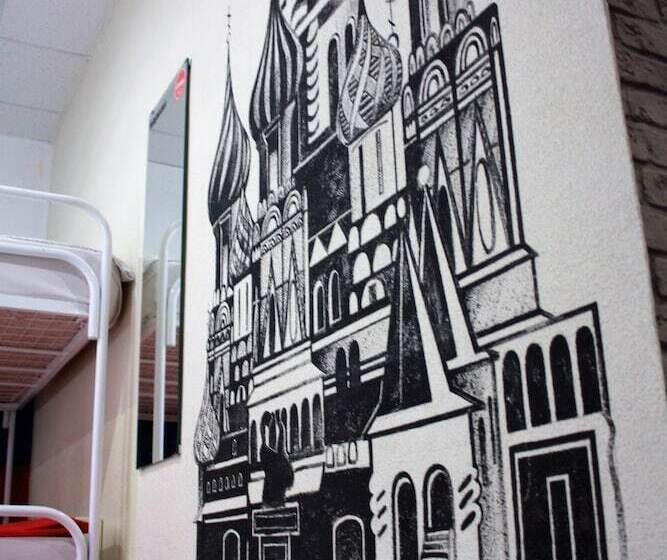 共用房间的床, Sky Hostel