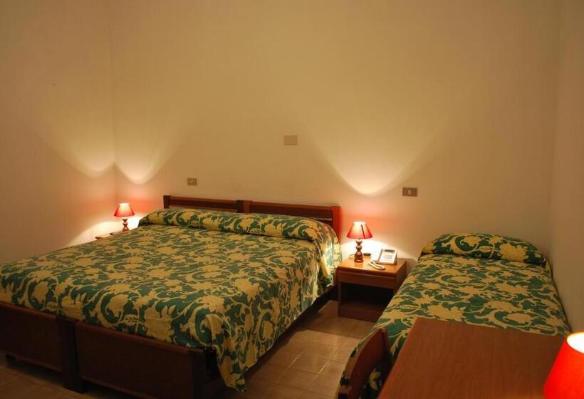 Номер Стандарт Трехместный, Albergo Smeraldo