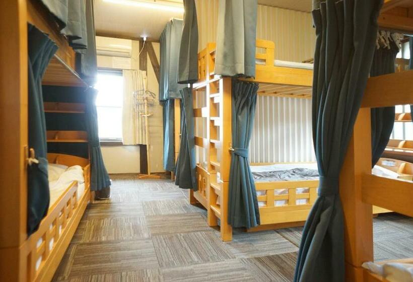共用房间的床, Sakura Guest House