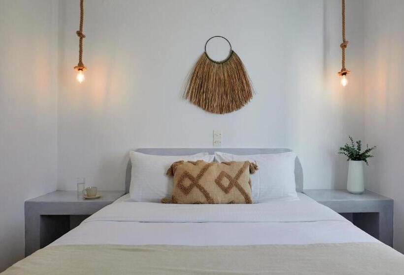 家庭公寓, Athiri Santorini